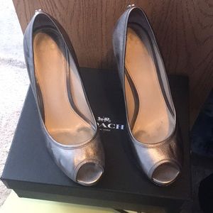 🌺🌸🌺🌸Lowest price Coach peep toe pewter heels👠